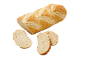 Nygräddad baguette med några skivor separerade från den.
