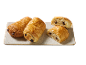 Två hela och två halverade chokladcroissanter på en rektangulär bricka.