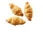Tre salta ostcroissanter på svart bakgrund.
