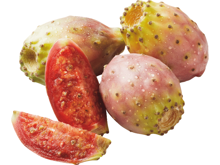 Färska, skurna och hela fikonkaktusfrukter med vattendroppar på svart bakgrund.