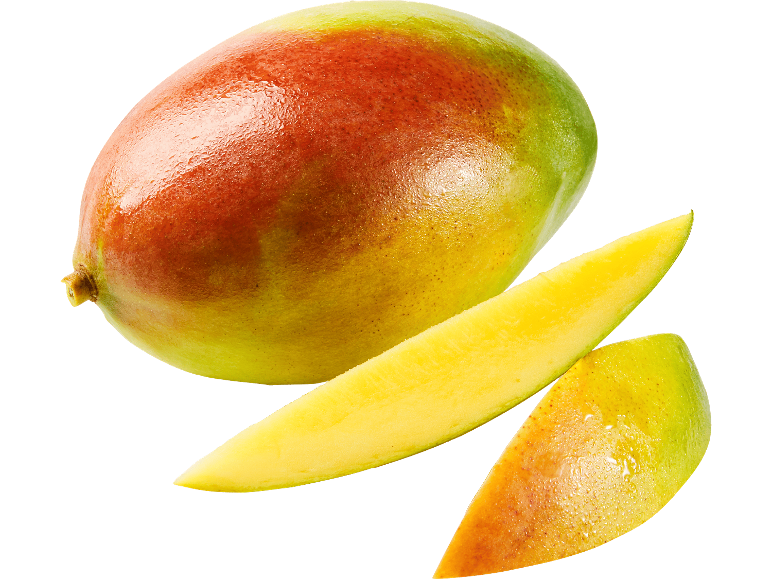 Hel mango och två färska mangoskivor med vattendroppar.