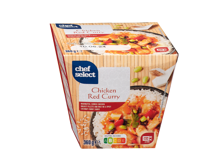 Förpackning med kycklingcurry och ris, med bäst före-datum och uppvärmningsinstruktioner.