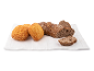 Ostbröd och fullkornsbröd på en vit duk.