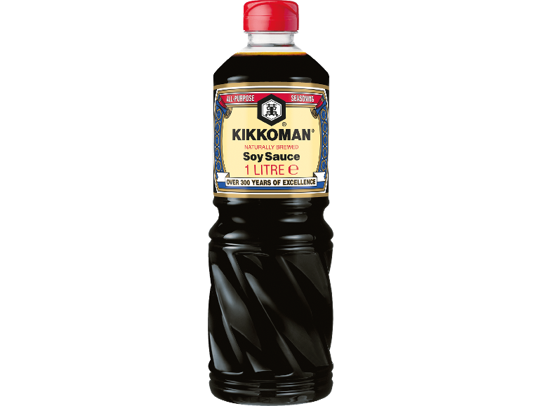 En flaska naturligt bryggd sojasås, 1 liter, med rött lock och en guld-blå etikett.