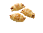 Tre salta croissanter med korv och sesamfrön på svart bakgrund.