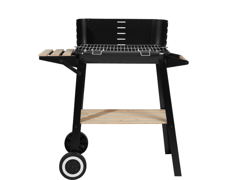 Svart kolgrill med trähyllor och hjul.