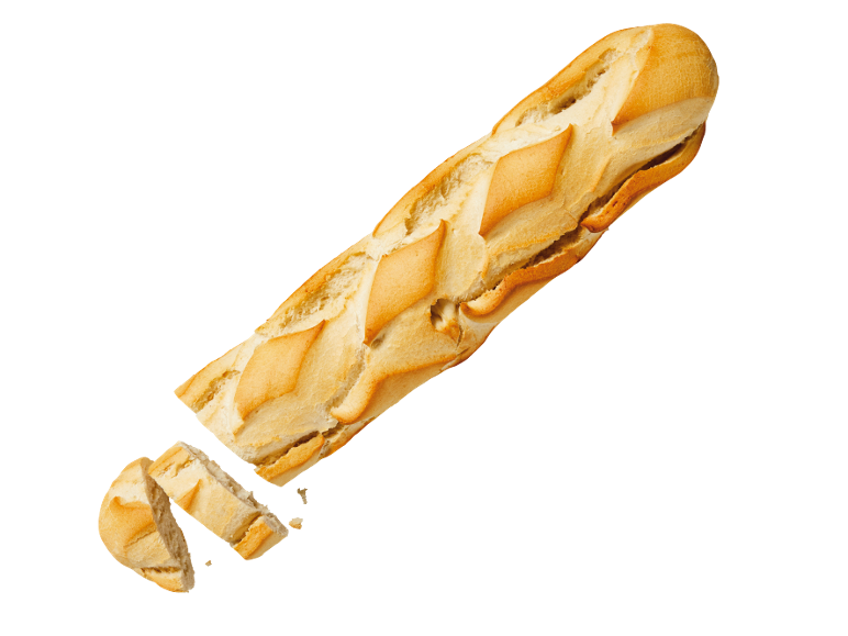 Nygräddad baguette, delvis skivad, mot svart bakgrund.