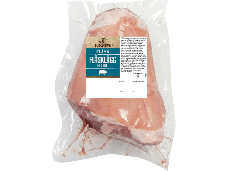 Vakuumförpackad fläsklägg med ben och etikett med tillagningsinstruktioner.