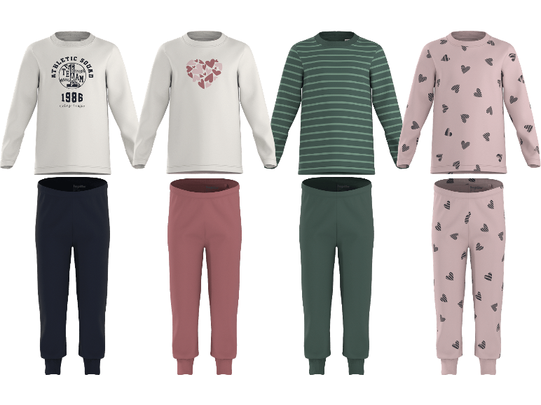 Fyra barnpyjamasar med långa ärmar och byxor i olika mönster och färger.