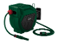 Grön automatisk trädgårdsslangvinda med upprullad slang och sprutmunstycke.