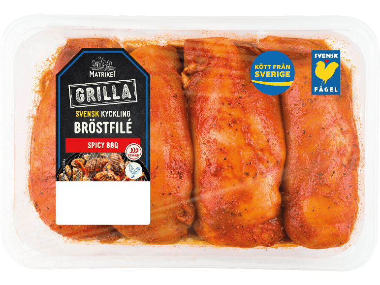 Marinerade kycklingfiléer i förpackning, med etikett 'Grilla' och 'Spicy BBQ'.