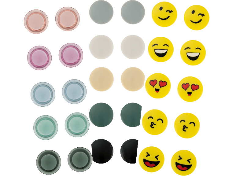 Färgglada runda magneter och emoji-magneter på vit bakgrund.