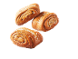 Tre gyllene, glaserade kanelbullar med pärlsocker.