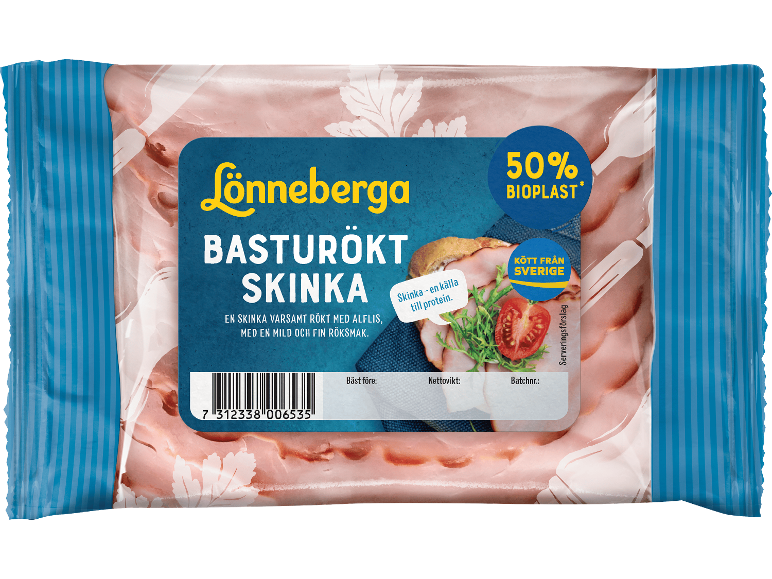 Förpackning med basturökt skinka med etikett som anger ”50% bioplast” och produktinformation.