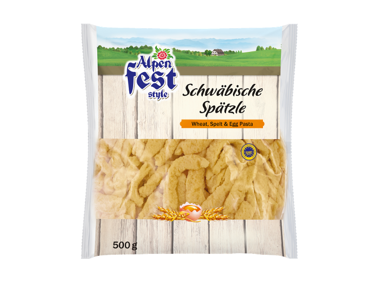 Förpackning med 500 g Spätzle-pasta av vete, dinkel och ägg med alpint landskap i bakgrunden.