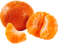 Färsk mandarin med vattendroppar, bredvid en skalad mandarin och en klyfta.