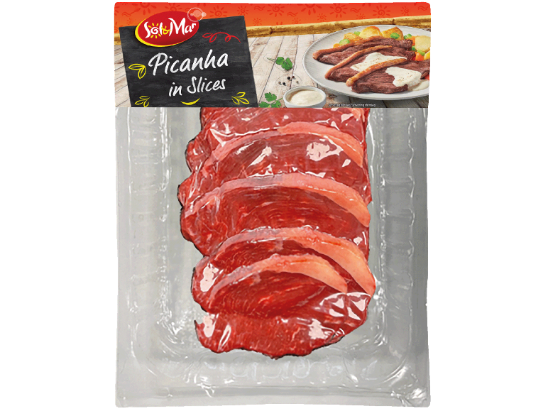 Förpackad skivad nötköttspicanha, med en rätt tillagad picanha i bakgrunden.