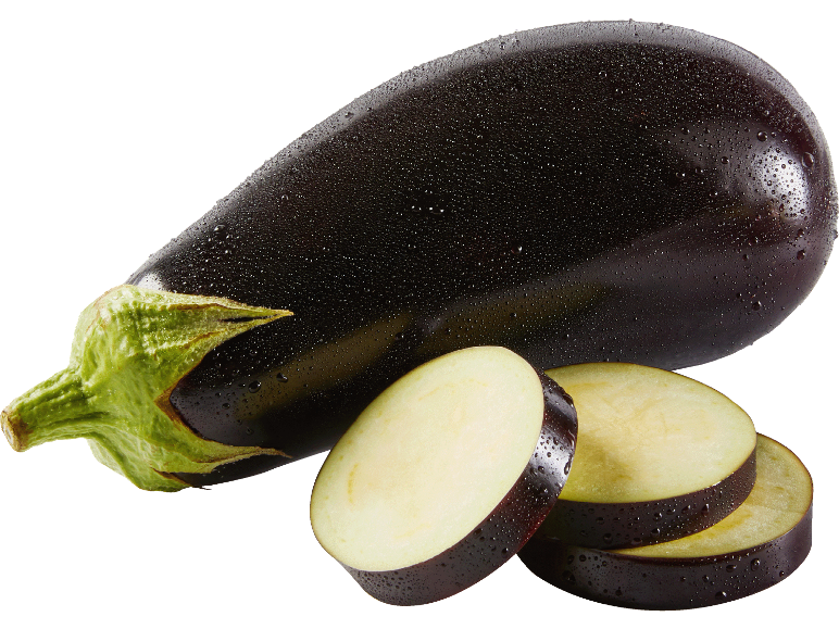 Hel och skivad aubergine med vattendroppar på svart bakgrund
