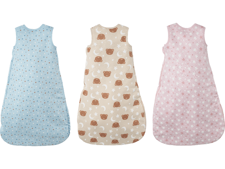 Tre babynattpåsar: blå med prickar, beige med björnar och rosa med stjärnor.