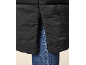 Närbild av en svart dunjacka med delvis öppen sidsöm, som avslöjar blå jeans.