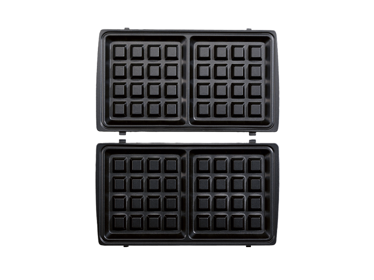 Öppet våffeljärn med fyra fyrkantiga gräddningsplattor mot svart bakgrund.