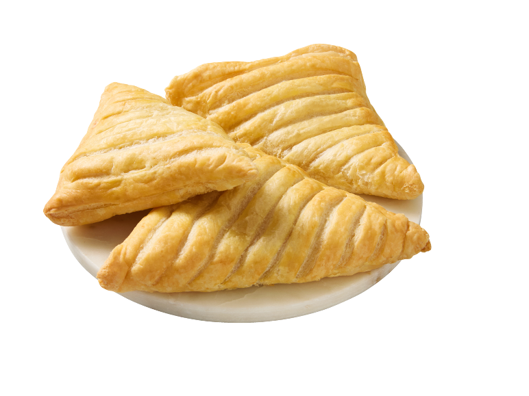 Tre gyllene smördegspiroger på en vit tallrik