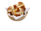Korg med tre nybakade pretzelbullar på en vit servett.