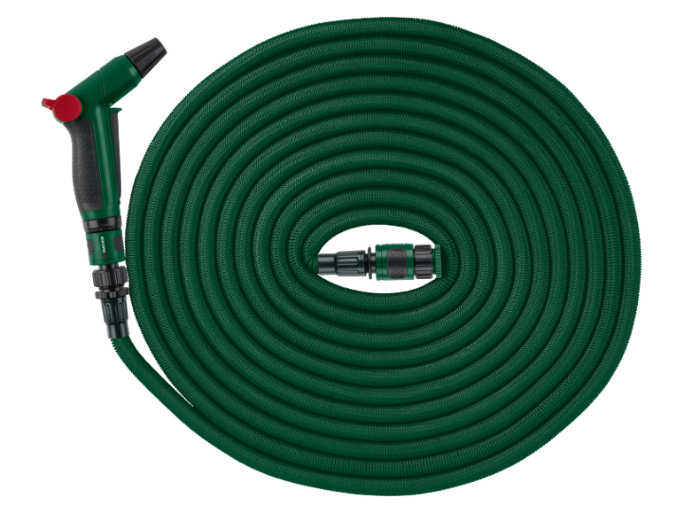 Grön trädgårdsslang spiralformigt rullad med sprutpistol och koppling.