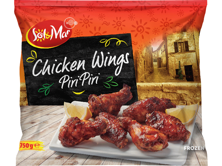 Förpackning med fryst kyckling med Piri Piri kycklingvingar på en tallrik med citron.