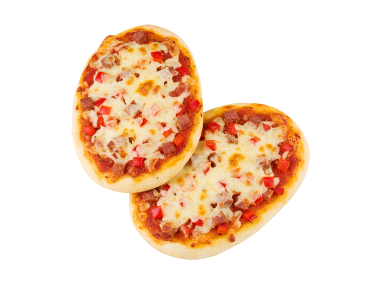 Två minipizzor med ost, röd paprika och kött, på svart bakgrund.