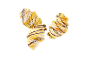 Tre chokladcroissanter med florsocker på svart bakgrund.