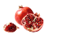 Helt granatäpple, halvt granatäpple och ett kvarts granatäpple med kärnor.