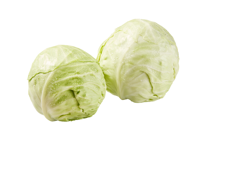 Två färska, gröna kålhuvuden med vattendroppar.