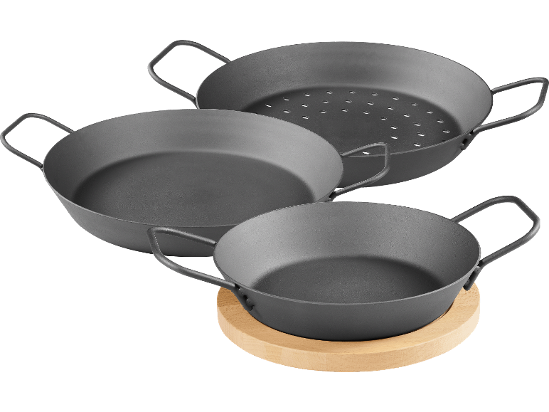 Tre gjutjärnspannor i olika storlekar, en med hål, på svart bakgrund.