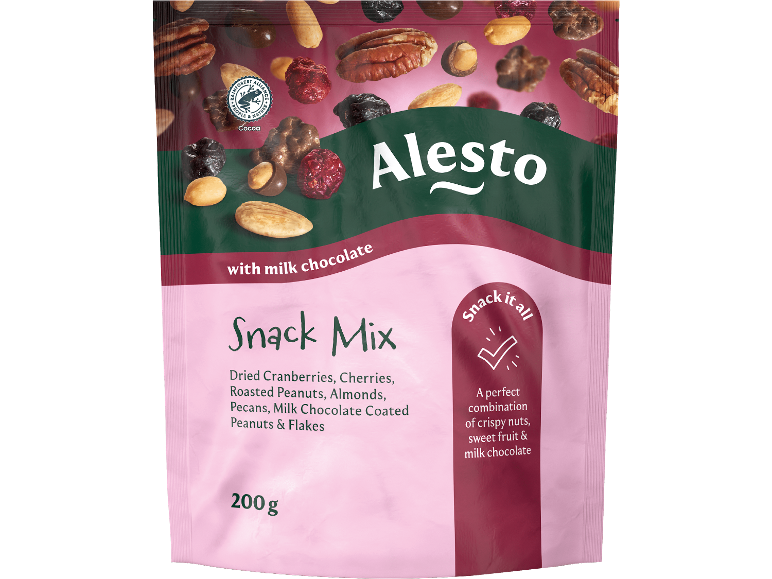Snackmix med torkad frukt, nötter och mjölkchoklad i en rosa påse.