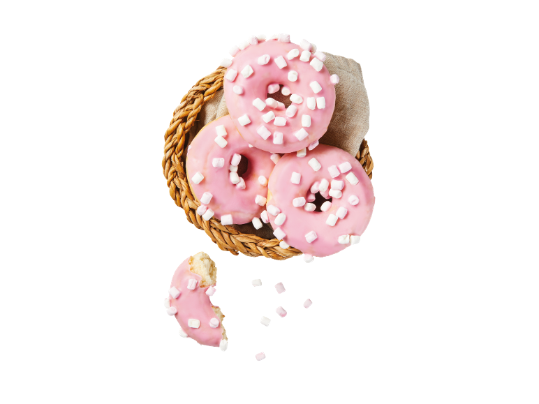 Rosa glaserade munkar med marshmallows i en flätad korg, en munk biten.