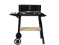 Svart kolgrill med trähyllor och hjul.
