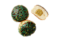 Chokladdoughnuts med pistagefyllning, en skuren för att visa insidan.