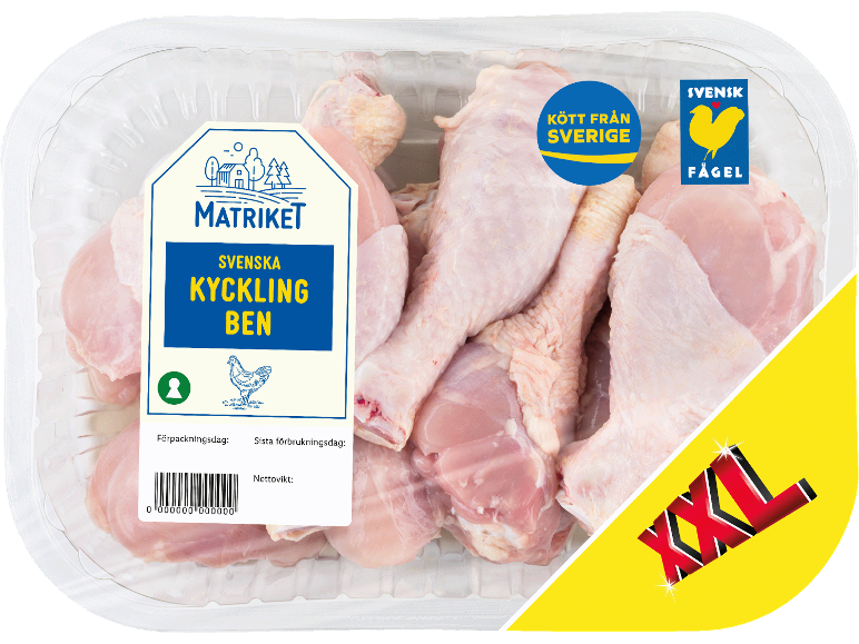 Tråg med färska kycklingben med svenska produktetiketter och XXL-stämpel.