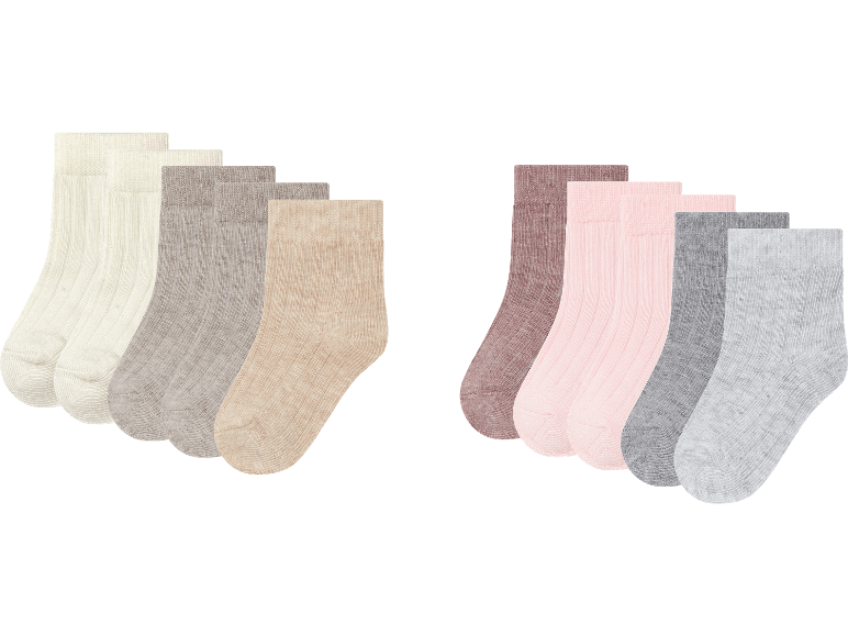 Set med tio par barnstrumpor i neutrala färger: beige, grå och rosa.