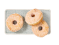 Tre sockrade cronuts på ett rektangulärt ljusblått fat.