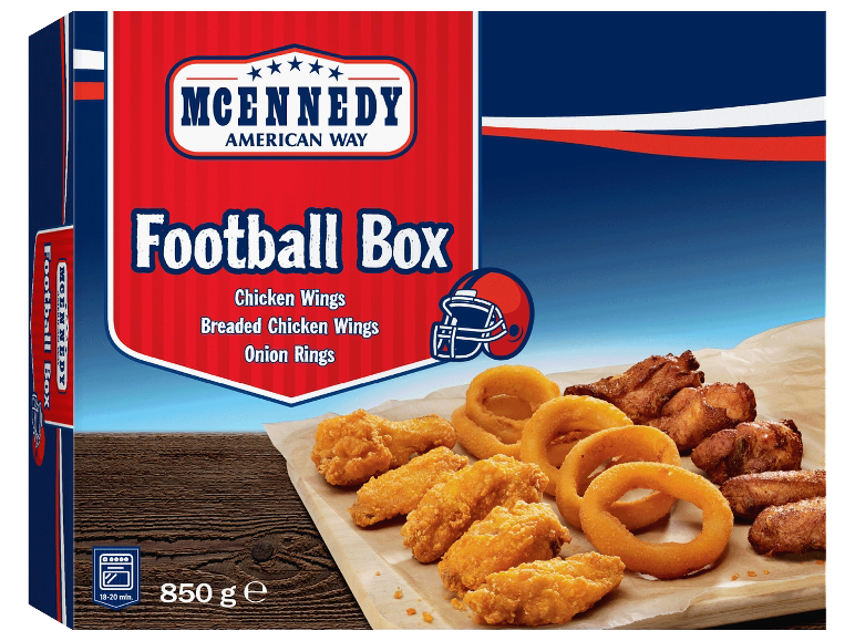 Fotbollslåda med kycklingvingar, panerade kycklingvingar och lökringar.