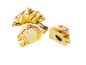 Chokladcroissanter med florsocker, en skuren i hälften.