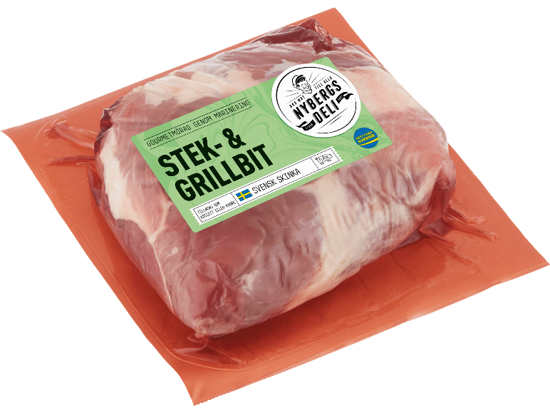 Vakuumförpackat marinerat fläskkött med grön etikett för stek och grill.
