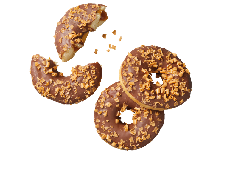 Chokladdoughnuts med karamellbitar, en biten, på svart bakgrund.