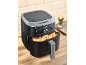 Svart airfryer med digital display '200' och en korg full med potatisklyftor.