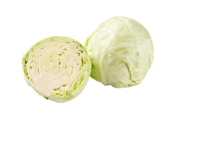Två färska kålhuvuden, varav ett halverat, på vit bakgrund.