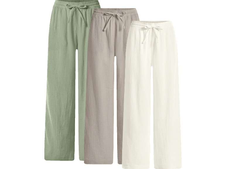 Tre vida muslinbyxor i ljusgrönt, beige och benvitt.