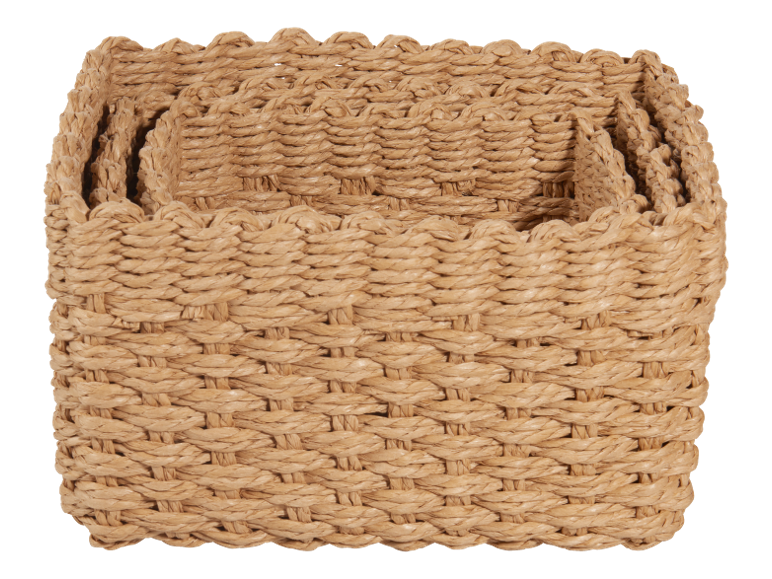 Set med tre flätade korgar av naturfiber, inbäddade i varandra.