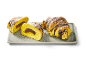 Gula croissanter med chokladfyllning och florsocker på ett fat